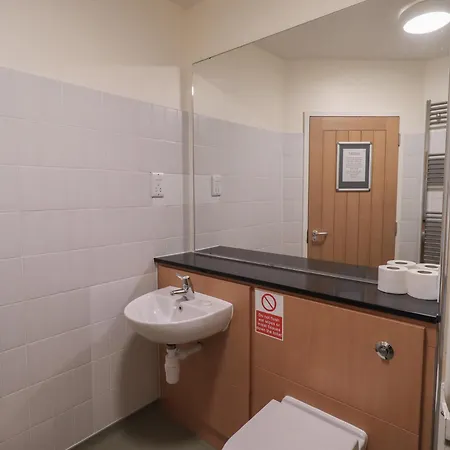 Jubilee Ground-floor Single Bedroom * פנרית'